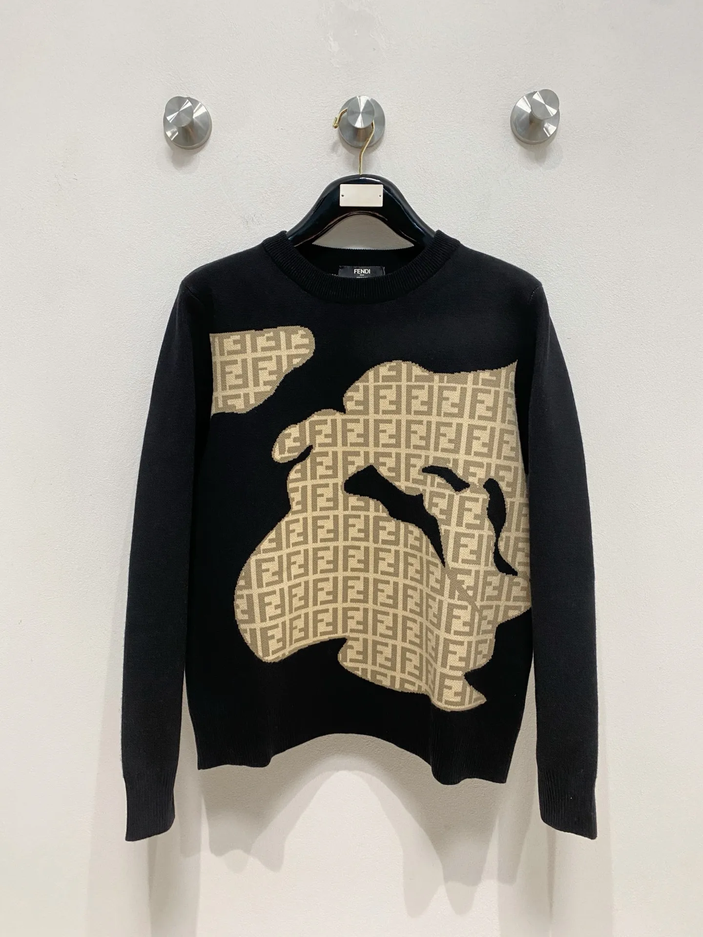 🅿️440 LV crew neck sweater, made of wool blended yarn, has good warmth retention, fluffy and soft, doubles skin care, giving you a lightweight wearing experience. High-quality natural fibers ensure high-quality life. The whole piece adopts solid color single-sided craftsmanship, leaving loose space when fit, solid color plain weave, neat texture, solid color design, durable and high-end. The workmanship is meticulous, fashionable and versatile. The reverse shoulder design is simple and comfortable. At the same time, it uses counter stitching to highlight the quality in the details, making the temperament more low-key, restrained, calm and stylish, and better showing the clean and tidy side of successful men. The collar, cuffs, and hem are made of dense rib weaving, which is tight and elastic, not easy to deform, and highlights the details and texture. Whether worn alone or layered, it can not only give you a warm feeling, but also give you a sophisticated sense of fashion.      Size: M-XXXL